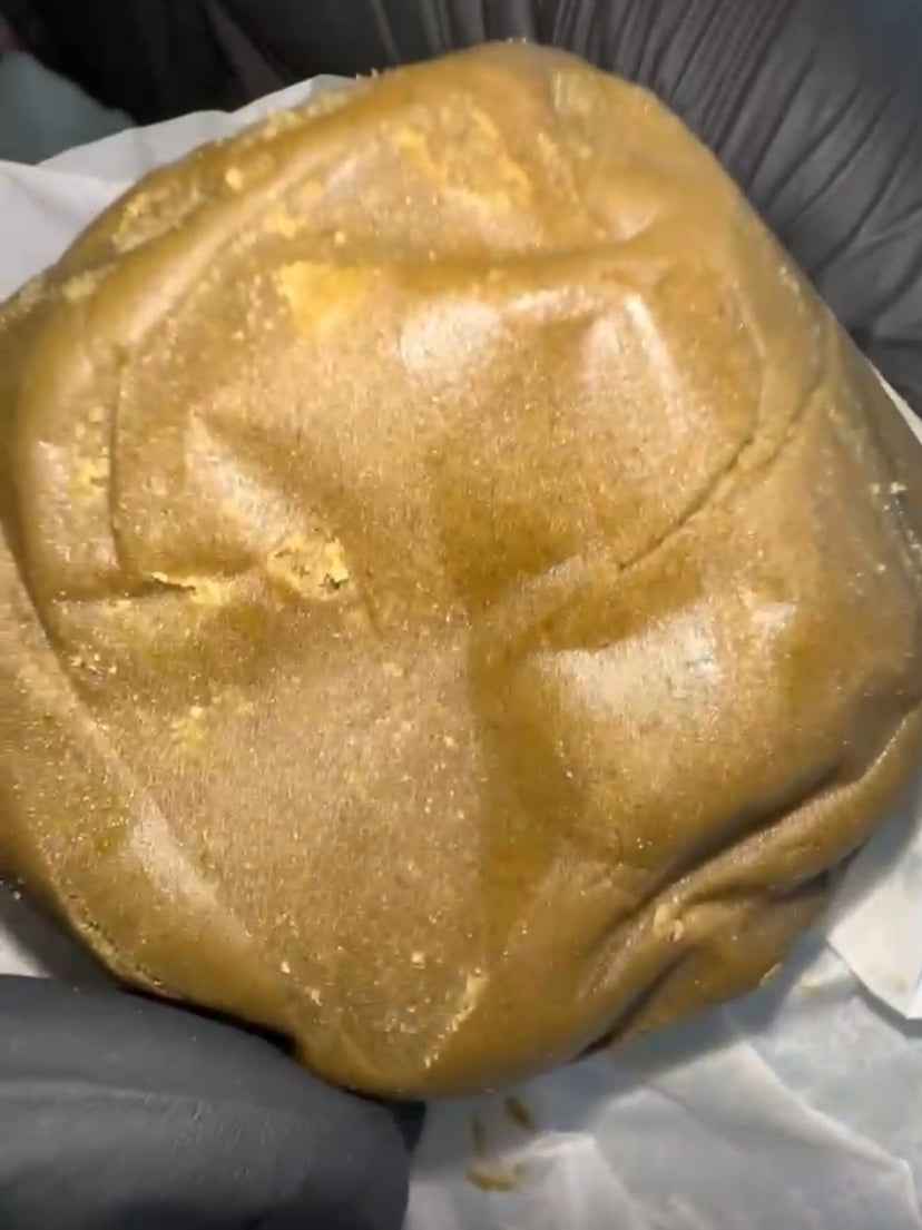 Hash CBD Premium Dry Ice con consistenza morbida e colore dorato ideale per gli amanti della cannabis legale hashish di alta qualità.