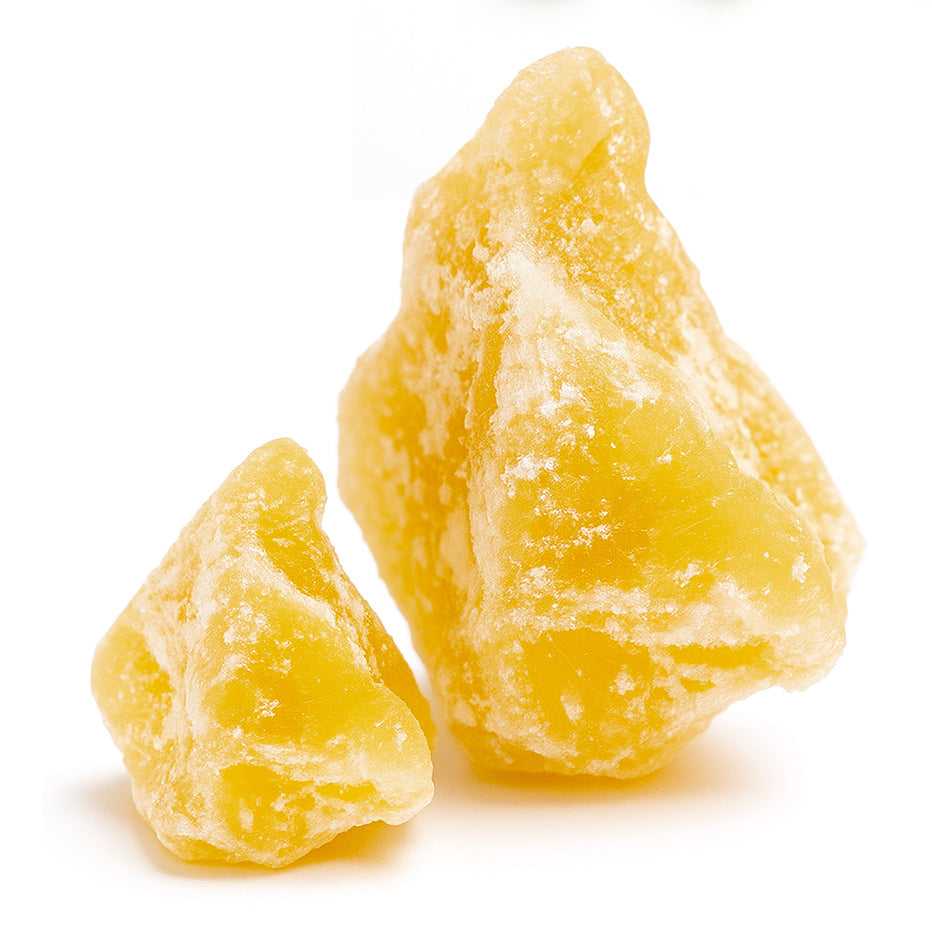 Crumble CBD 88% Estratto Premium in forma solida giallo dorato, consistenza cerosa e cristallina, puro ad alta concentrazione senza solventi.